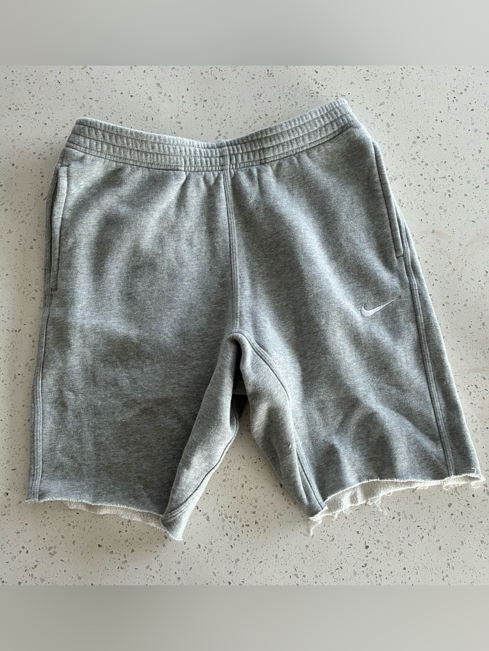 000 - NIKE GREY ATHLETIC SIZE MEDIUM MENS SWEAT SHORTS